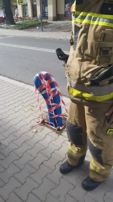 Krynica-Zdrój: Samochód uderzył w latarnię która się przechyliła i groziła upadkiem. Interweniowali strażacy