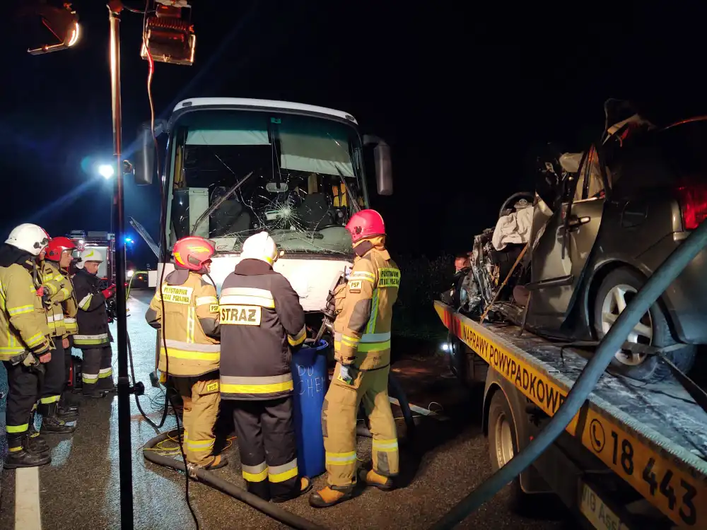 Tragiczny wypadek w Witowicach Górnych w relacji strażaków. W czołowym zderzeniu autobusu i osobówki zginęły dwie osoby