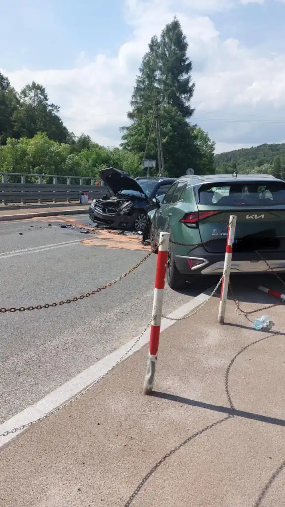 Wypadek na DK75 w Nowej Wsi. Dwie osoby trafiły do szpitala