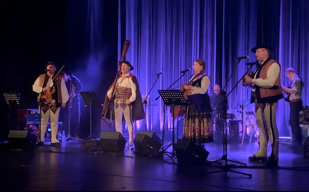 Góralska muzyka i myśl ks. Tischnera. Magiczny koncert w kinie „Sokół”