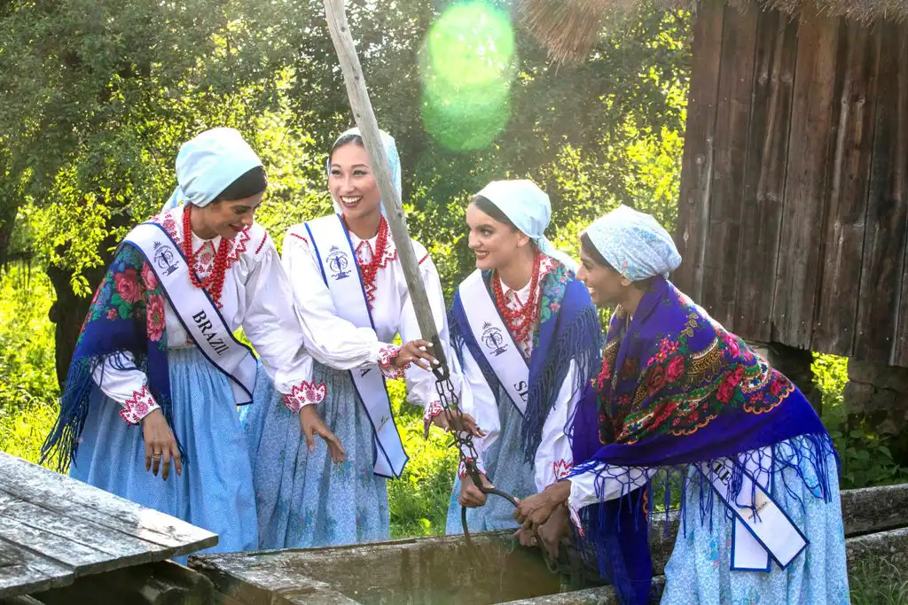 Kandydaci Miss Supranational 2021 w Sądeckim Parku Etnograficznym