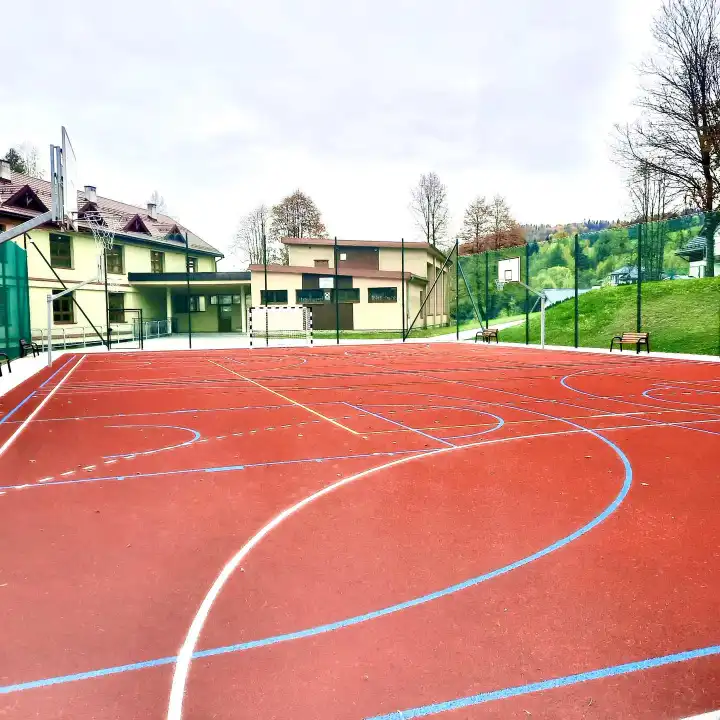 Sportowa mapa Krynicy-Zdroju rośnie. Modernizacja boiska przy „Jedynce” zakończona