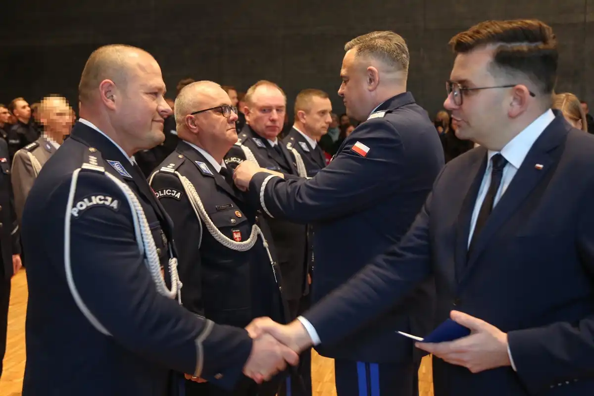 53 nowo przyjętych policjantów złożyło ślubowanie. Czwórka z nich będzie pełniła służbę w Nowym Sączu