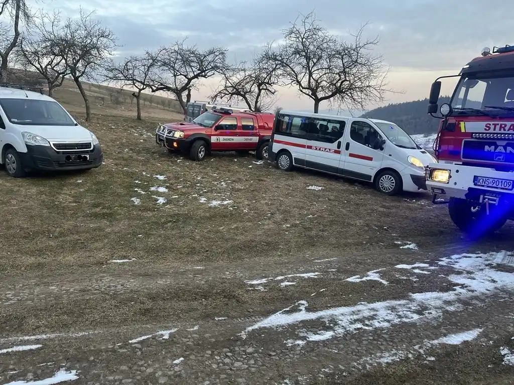 Pożar w Kiczni. Ogień objął drewnianą ścianę przy kominie