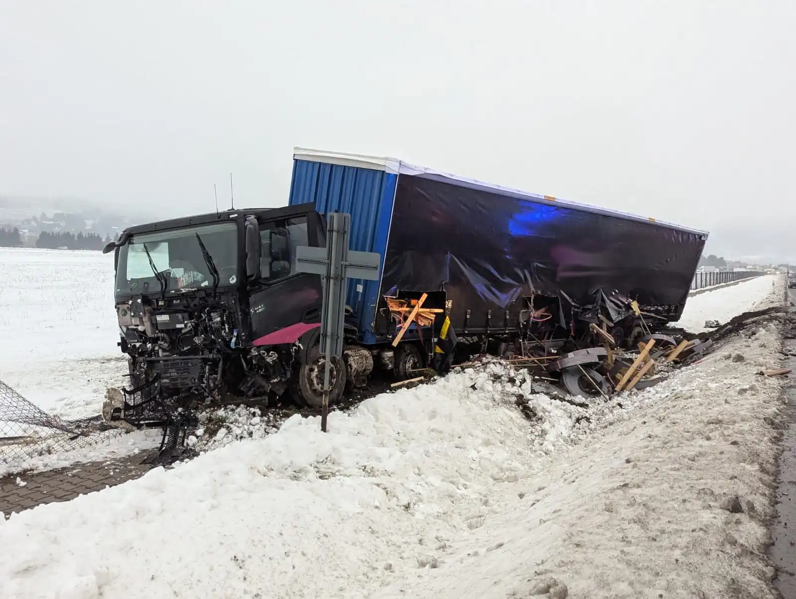 Tragiczny wypadek na DK75 w Łososinie Dolnej. Nie żyje kierowca osobówki