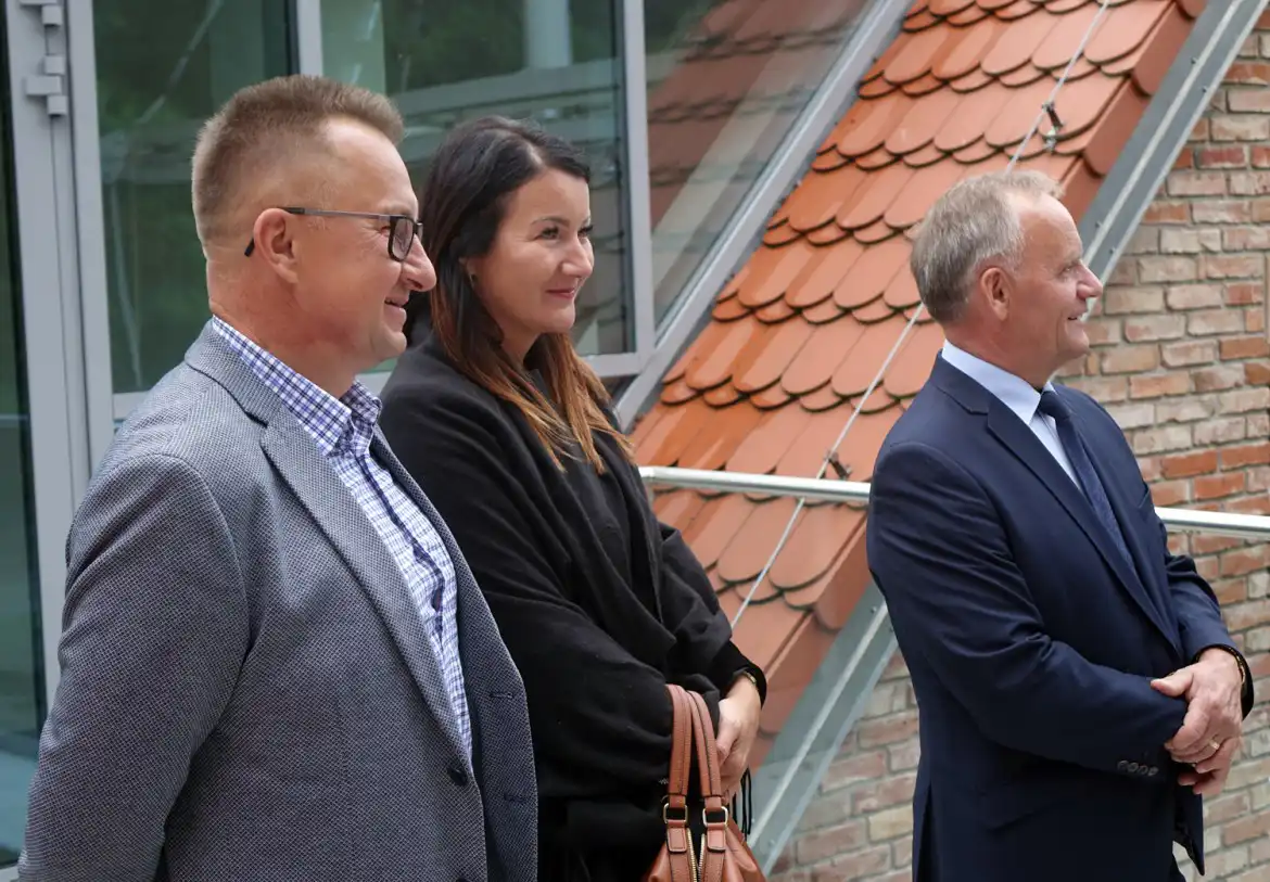 Przedstawiciele władz Powiatu Nowosądeckiego i Zespół Regionalny „Janczowioki” gościli na powiatowo-gminnych dożynkach w Strzepczu