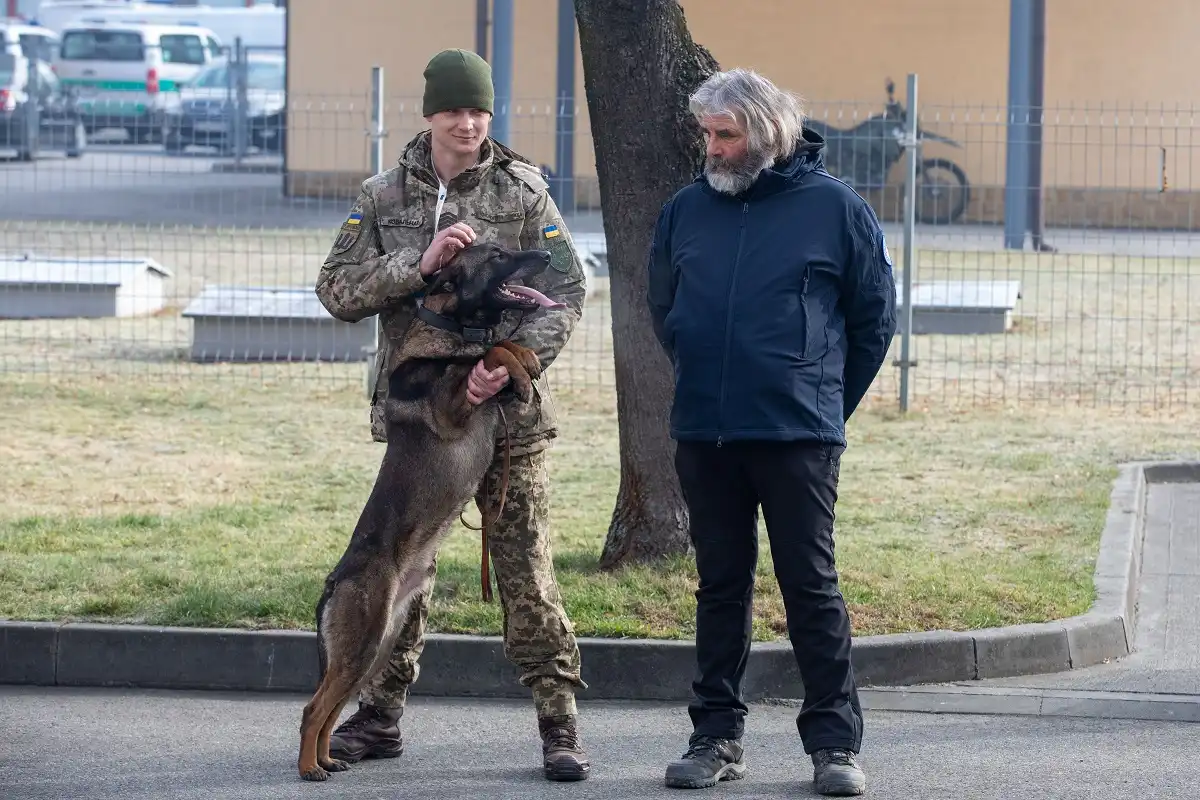 W Komendzie KaOSG przekazano ukraińskim żołnierzom psy saperskie