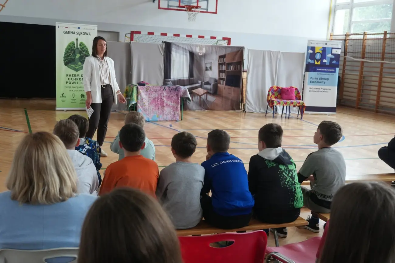 Uczniowie z Sękowej obejrzeli „Eko Challenge”. Spektakl skłaniał do ważnych refleksji