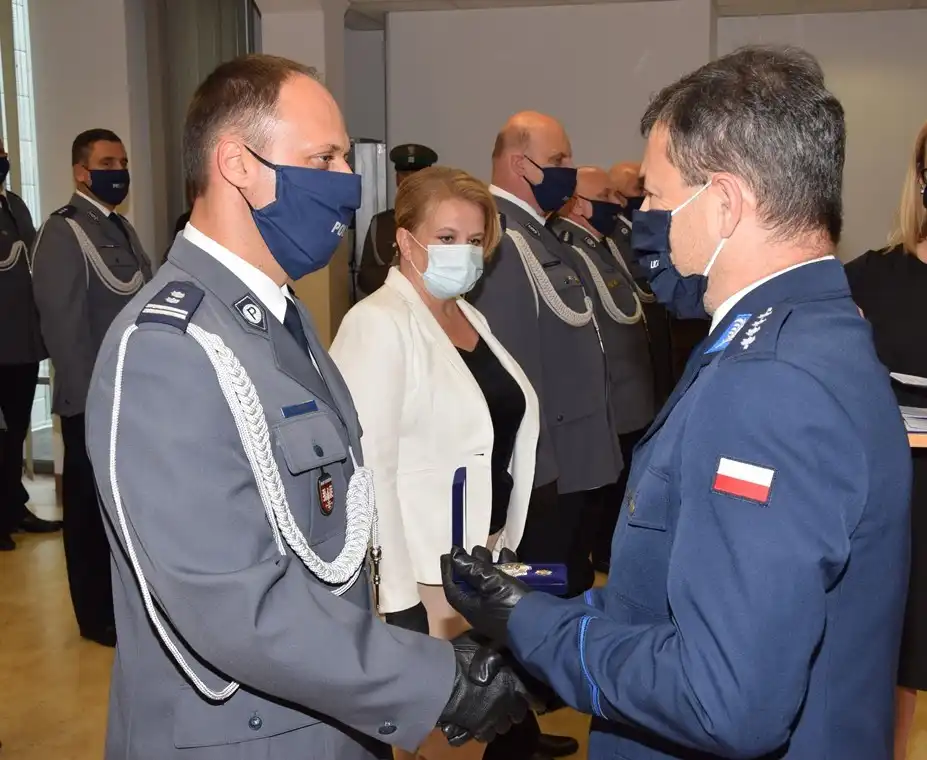Starosta nowosądecki uhonorował zasłużonych funkcjonariuszy Policji Srebrnym Jabłkiem Sądeckim