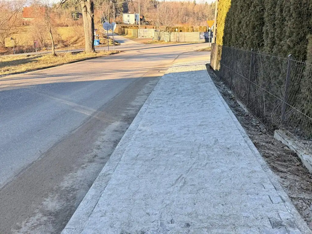 Ul. Majdan w Nowym Sączu z nowym chodnikiem i poszerzoną jezdnią