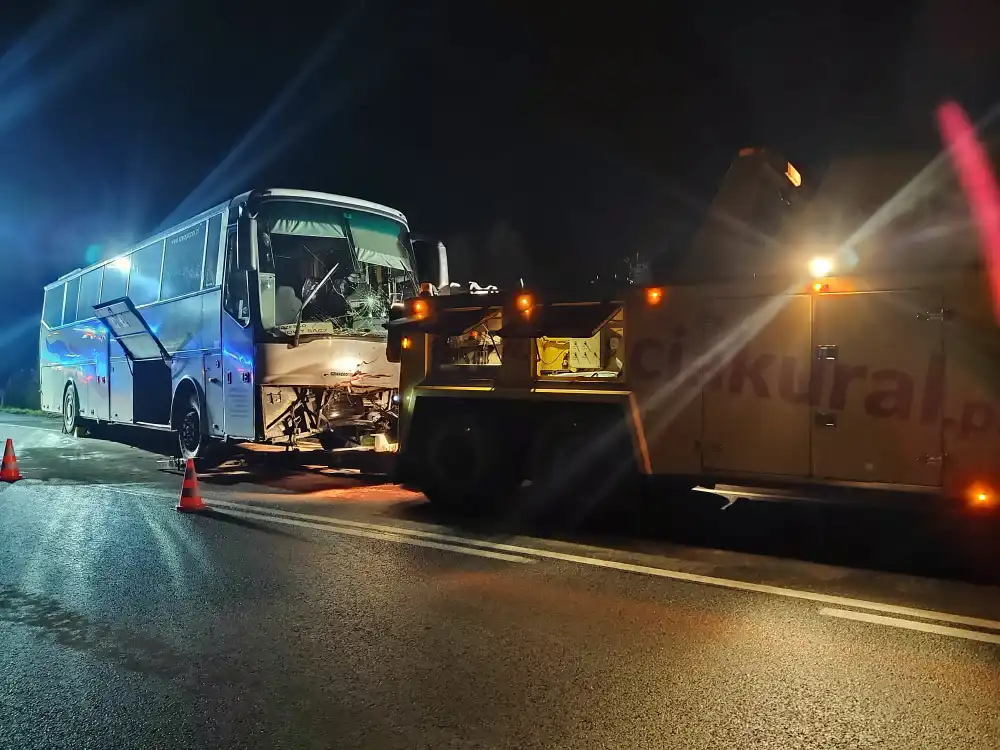 Tragiczny wypadek w Witowicach Górnych w relacji strażaków. W czołowym zderzeniu autobusu i osobówki zginęły dwie osoby