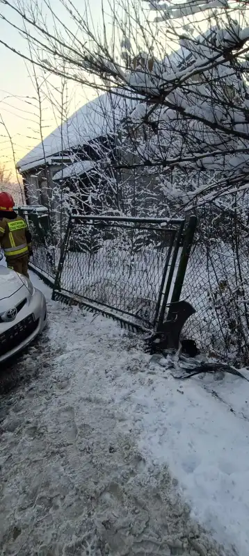 Myślec: samochód osobowy uderzył w ogrodzenie