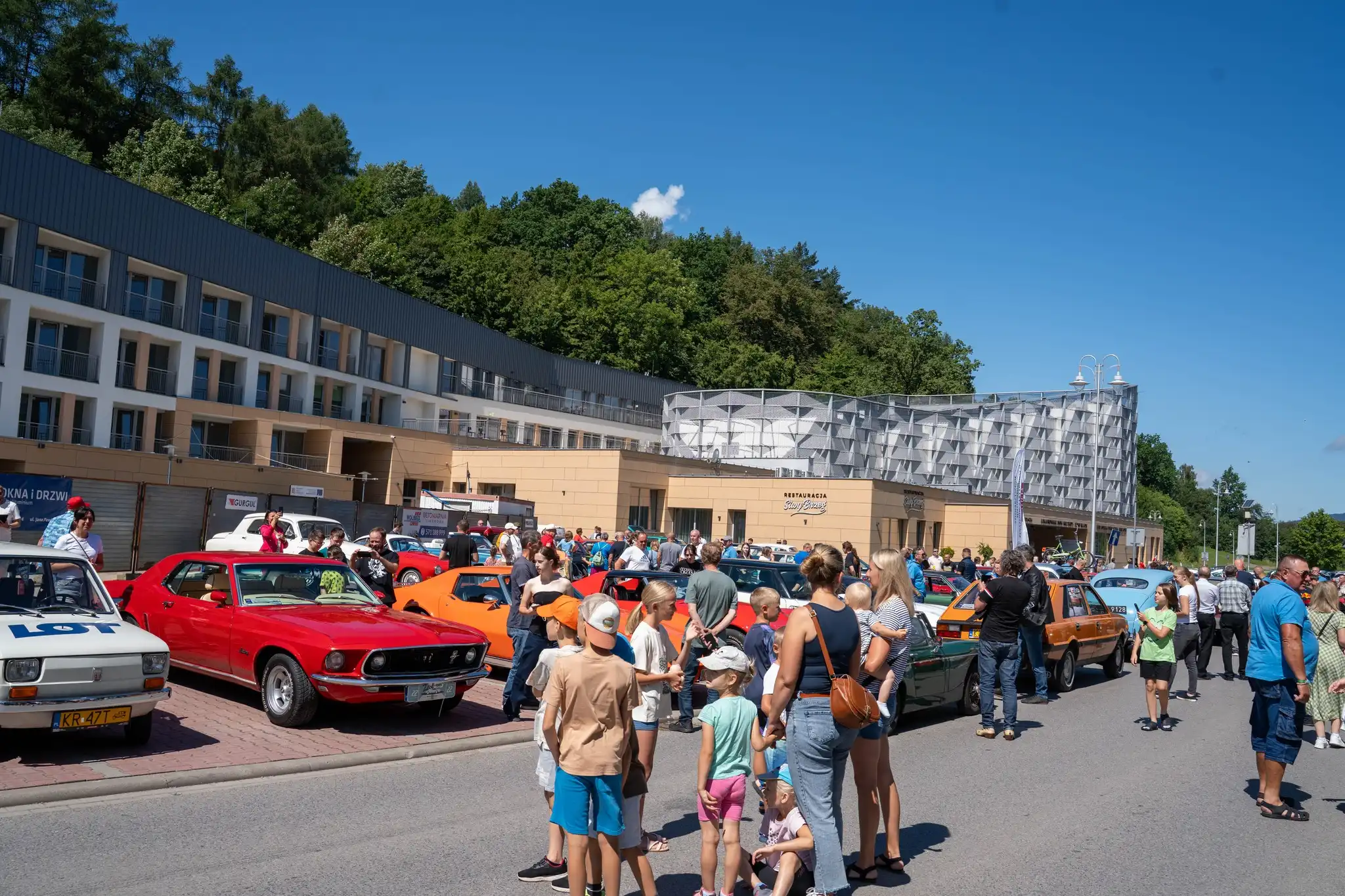 Motoryzacyjna podróż w czasie. XVII Zlot Zabytkowych Pojazdów zawitał do powiatu limanowskiego