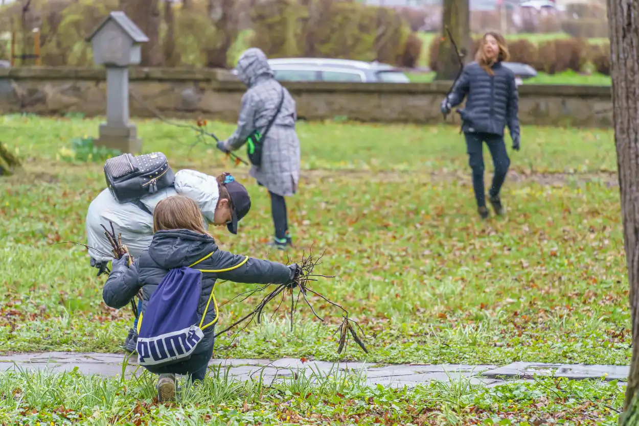 Wolontariusze po raz czwarty posprzątali Stary Cmentarz w Nowym Sączu