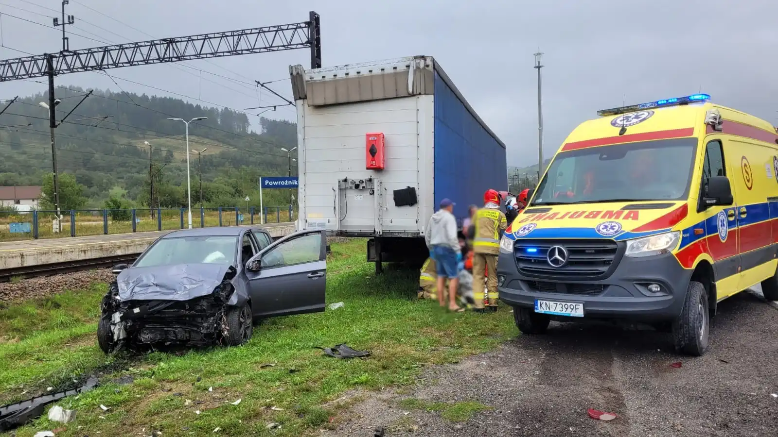 Wypadek w Powroźniku. Zderzyły się dwie osobówki. Trzy osoby trafiły do szpitala