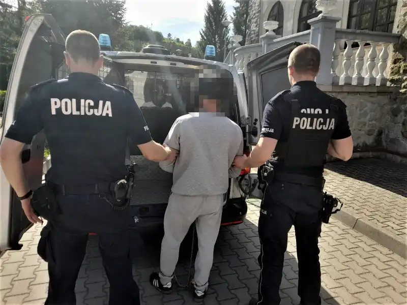 Groził rowerzystom maczetą. Jest już w rękach policja oraz usłyszał 6 zarzutów