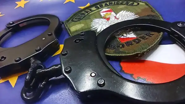 Dwóch Polaków zatrzymanych na podkrakowskim lotnisku. Jednego z nich poszukiwała nowosądecka Policja