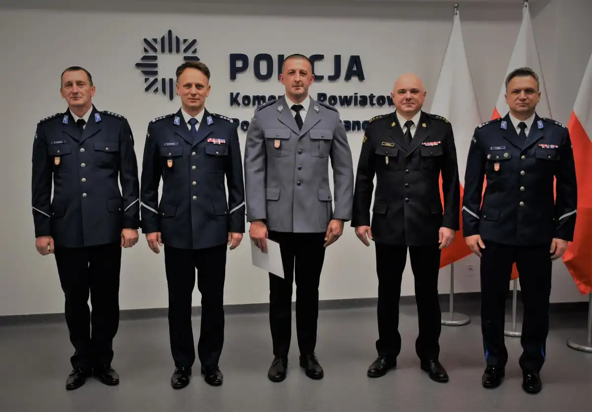 Bohaterska postawa nagrodzona. Policjanci i strażacy dziękują mł.asp. Tomaszowi Orłowi za ratunek życia