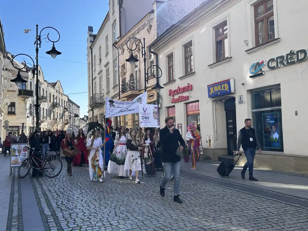 Kolorowy pochód literackich bohaterów przemaszerował ulicami Nowego Sącza