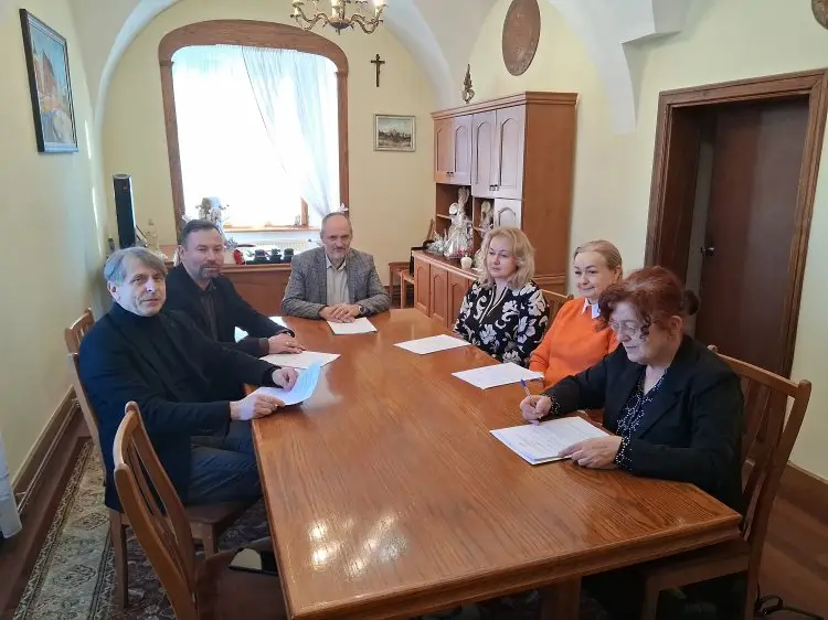 Biecz inwestuje w wsparcie społeczne. Podpisano umowy ze Stowarzyszeniem na Rzecz Pomocy Rodzinie