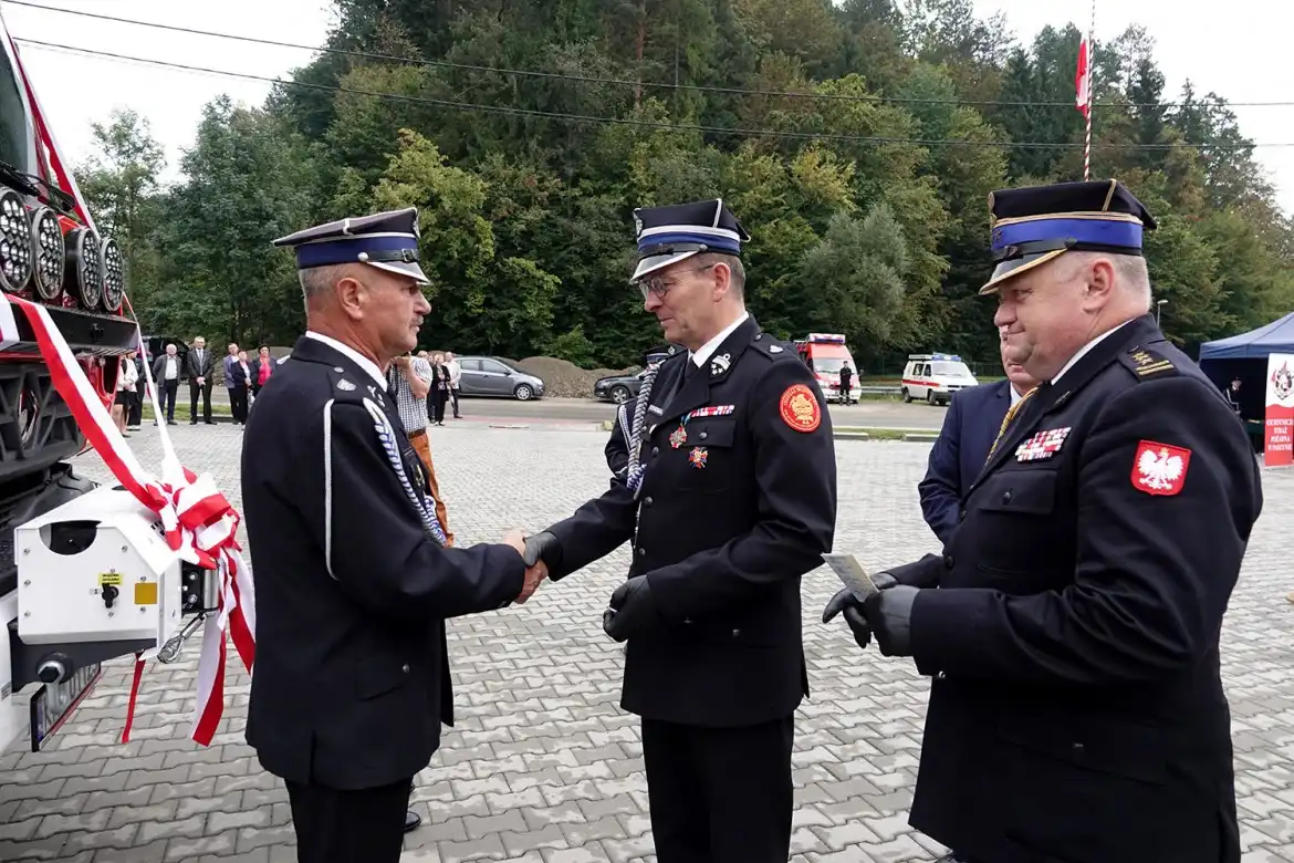 Druhowie z OSP w Paszynie otrzymali nowy samochód ratowniczo-gaśniczy i promesę od starosty