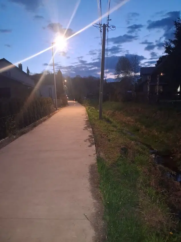 Ścieżka pieszo-rowerowa w Biczycach Dolnych oświetlona