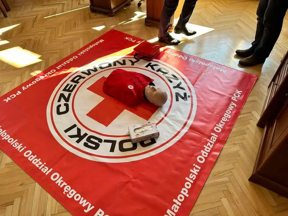 Resuscytacja ratuje życie. Gmina Mszana Dolna promuje umiejętności pierwszej pomocy
