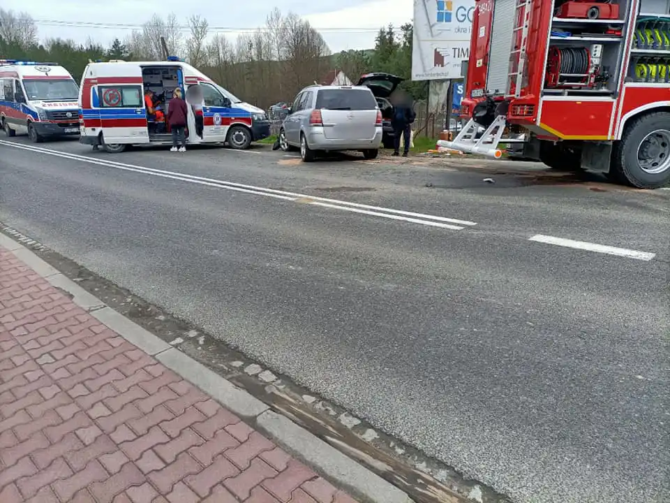 Kolizja w Białej Niżnej. Dwa auta rozbite
