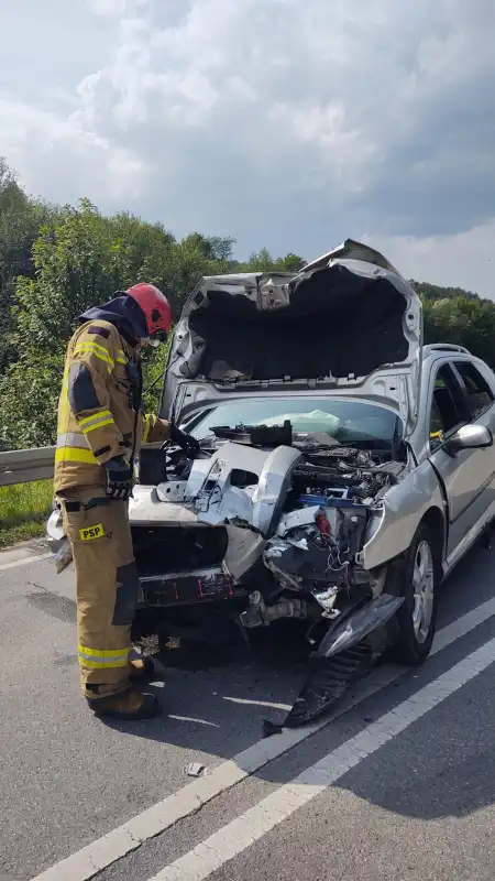 Wypadek w Nowym Sączu. Czołowo zderzyły się dwa pojazdy. Pięć osób poszkodowanych