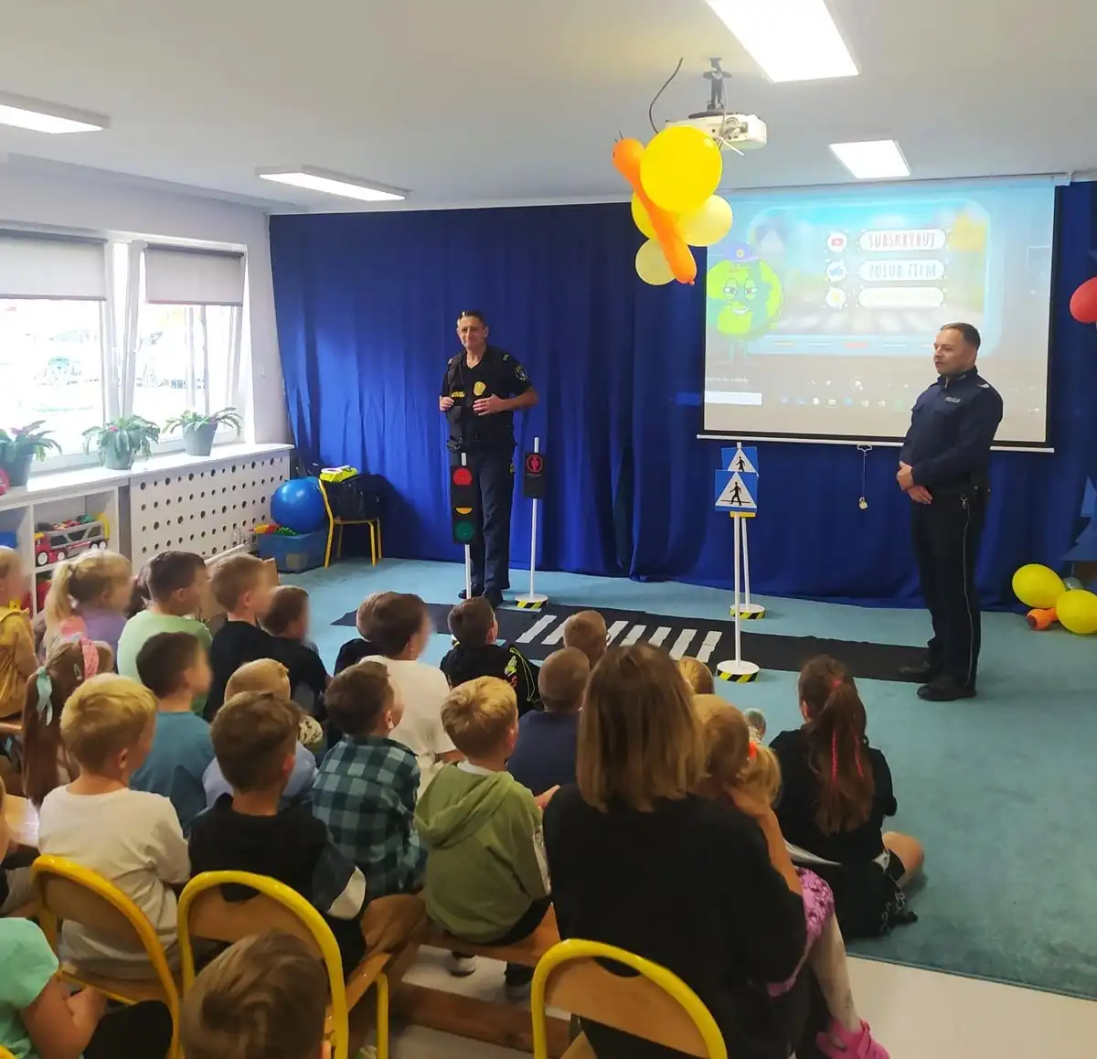 Bezpieczna droga do szkoły. Policja edukuje dzieci w Polanach i Piorunce