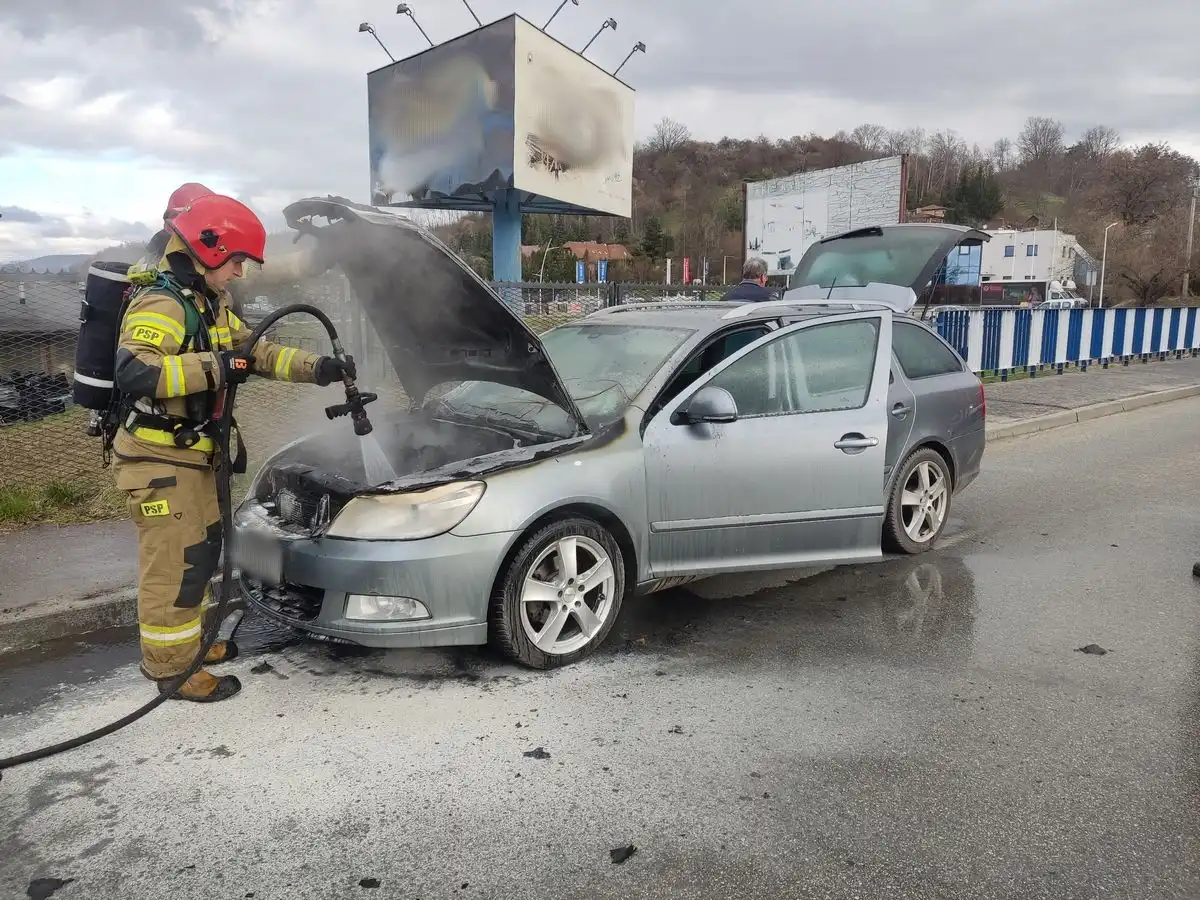 Nowy Sącz: Strażacy gasili pożar osobówki. Ogień pojawił się w komorze silnika