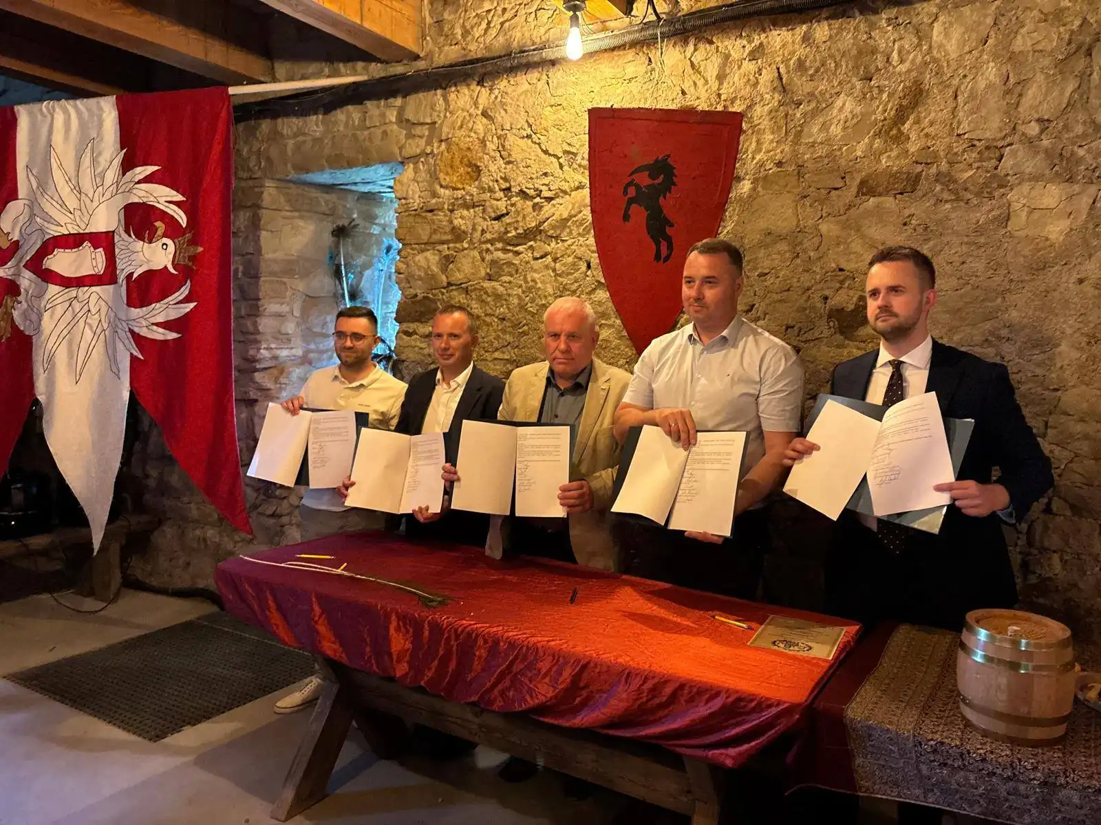 Podpisane. Nowa turystyczna inicjatywa dla miłośników zamków i przyrody