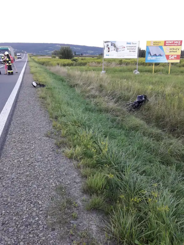 Niebezpieczny wypadek motocyklowy. Dwie osoby ranne