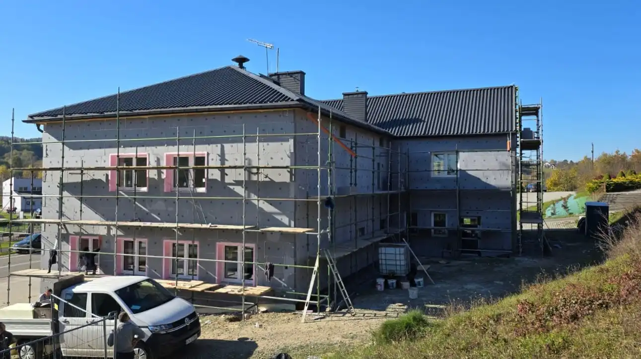 Sztuczna trawa i nowe obiekty. Jesień w Korzennej pełna inwestycji