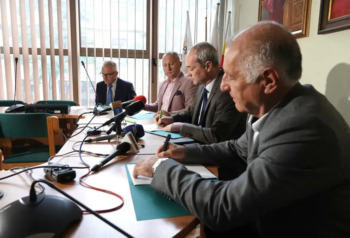 Starostwo Powiatowe w Nowym Sączu, PWSZ i Urząd Miasta Nowego Sącza wspólnie zorganizują konferencje. Jaką?