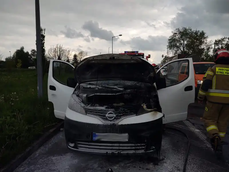 Na ul. Witosa w Nowym Sączu zapalił się samochód dostawczy