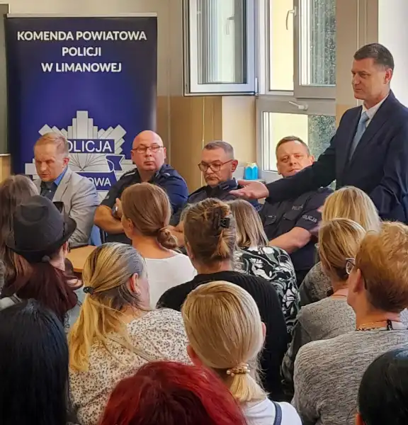 Debata policyjna z mieszkańcami Szczawy. Dyskutowano o poprawie bezpieczeństwa w rejonie obiektów sportowych
