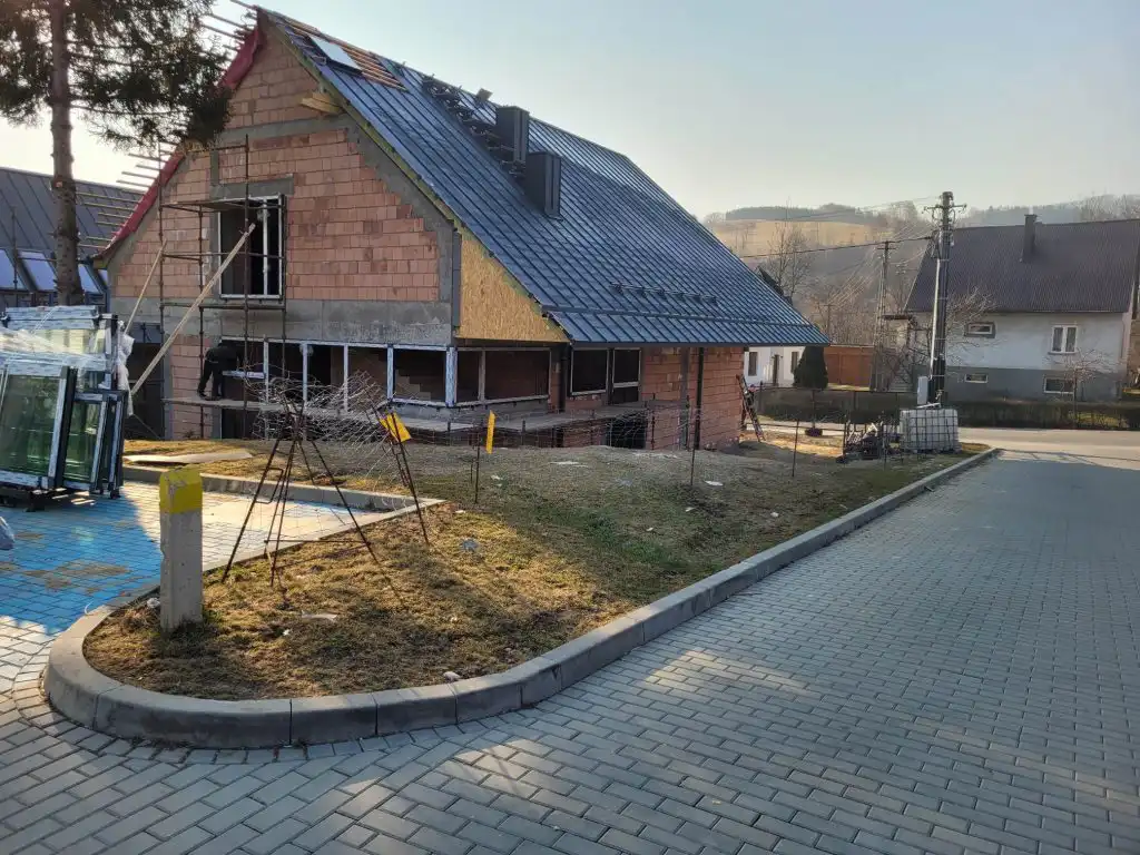 Nowe przedszkola w Gminie Stary Sącz: w Moszczenicy więźba dachowa, w Przysietnicy już pod dachem
