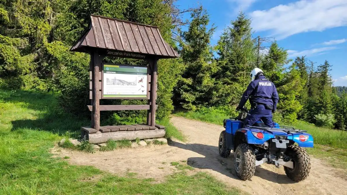 Wspólne patrole policjantów i strażników Gorczańskiego Parku Narodowego