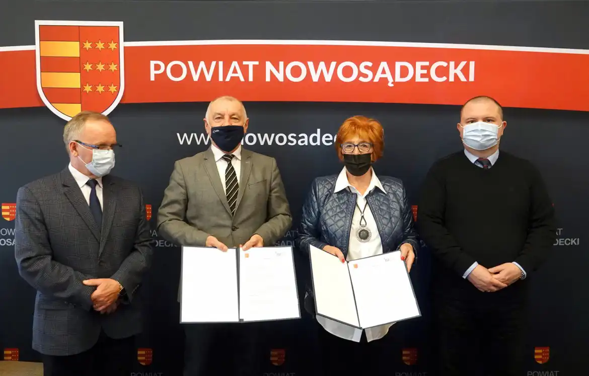 Razem dla dobra seniorów. Powiat Nowosądecki i Stowarzyszenie Sądecki Uniwersytet Trzeciego Wieku podpisały porozumienie