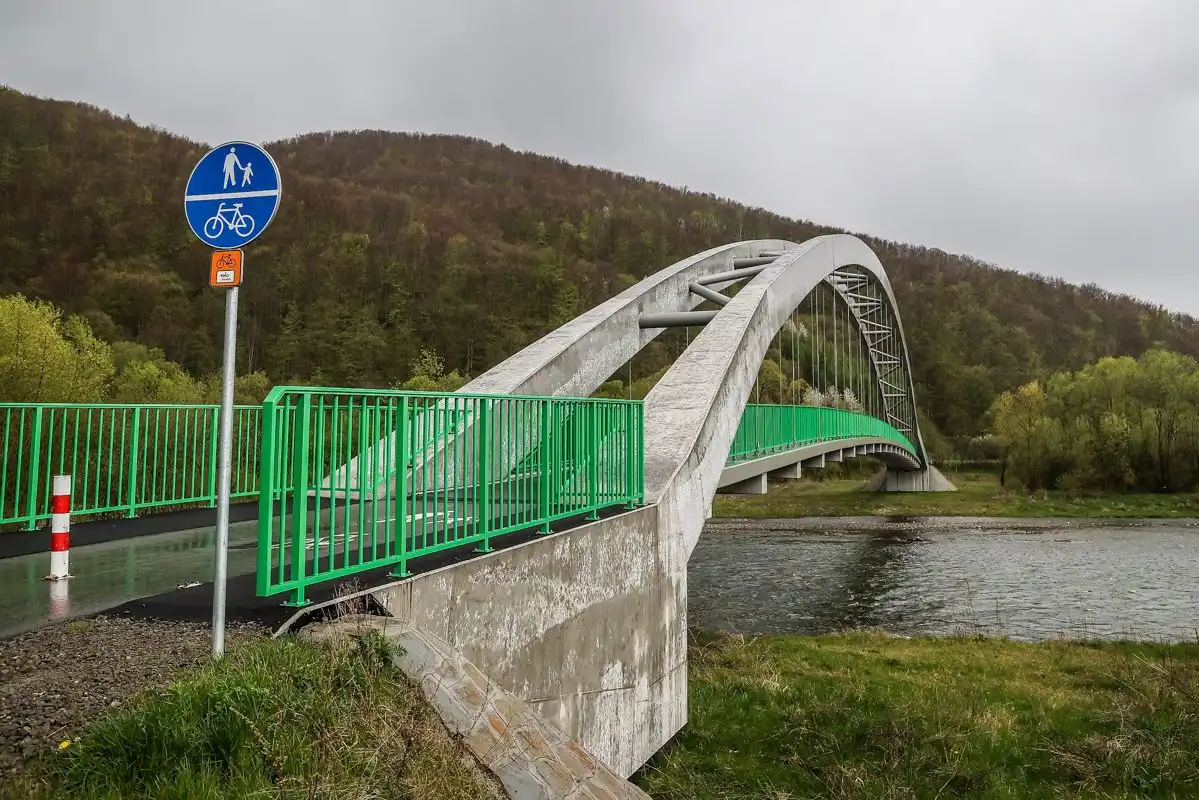Trwa rozbudowa tras rowerowych na Sądecczyźnie. W lipcu zostaną oddane do użytku dwie kolejne kładki