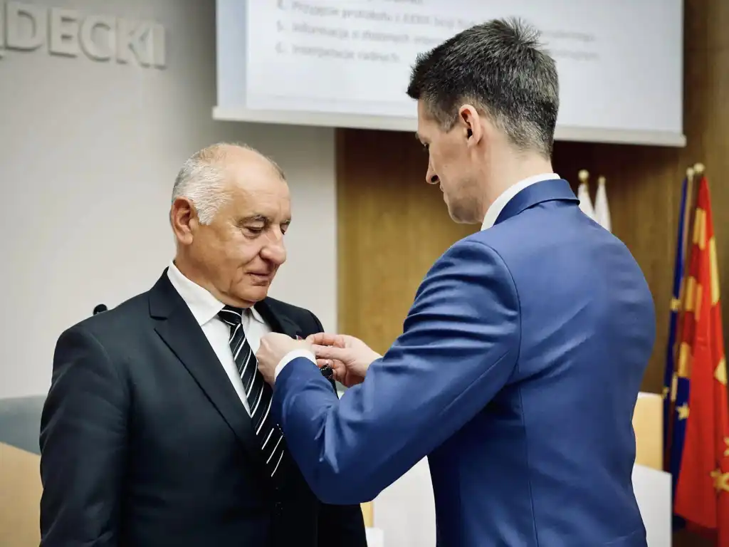 Starosta nowosądecki odznaczony Srebrnym Krzyżem Zasługi
