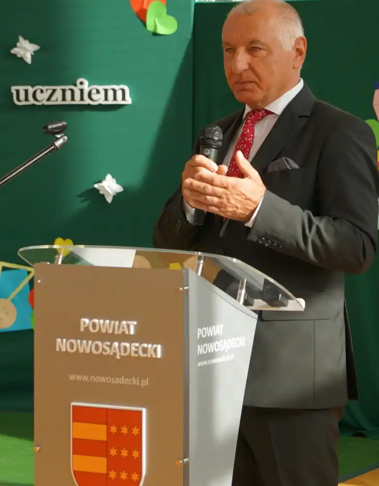 Ślubowanie pierwszoklasistów i otwarcie nowego boiska w nawojowskim ZSP