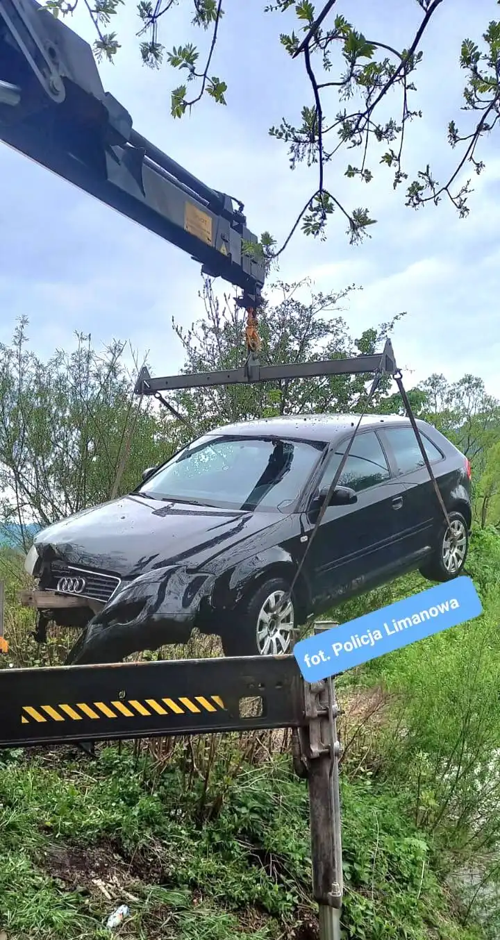 Wypadek w Zamieściu. Audi wpadło do rzeki