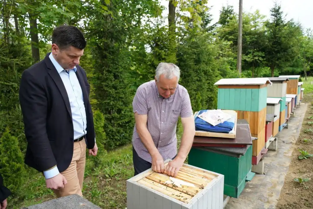 Wicemarszałek Łukasz Smółka wręczył czeki laureatom tegorocznej edycji Konkursu „Małopolska Pszczoła”