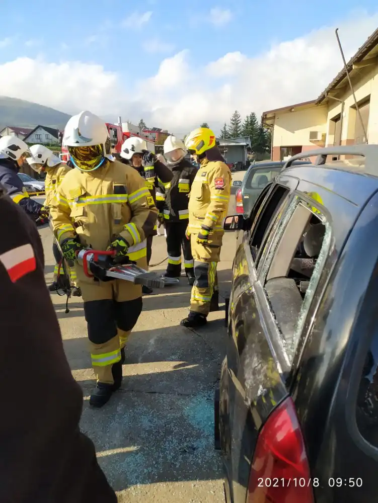 Przyszli strażacy cięli wraki samochodów