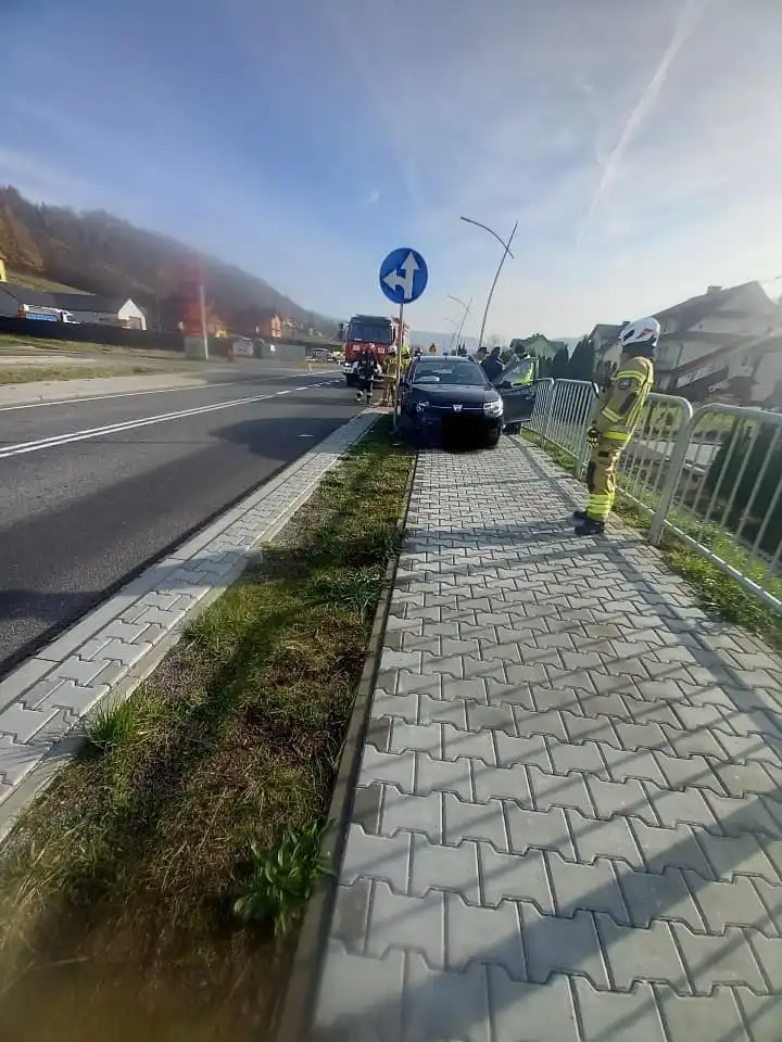 Zderzenie dwóch samochodów na DK 75. Interwencja służb ratunkowych