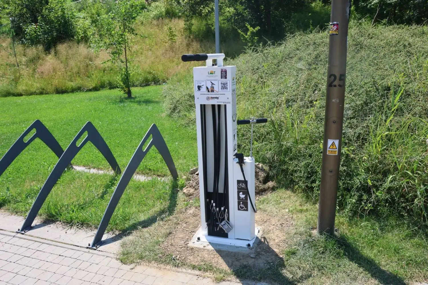Limanowa z nowymi udogodnieniami dla rowerzystów. Pojawiły się stacja napraw, ławki i stojaki