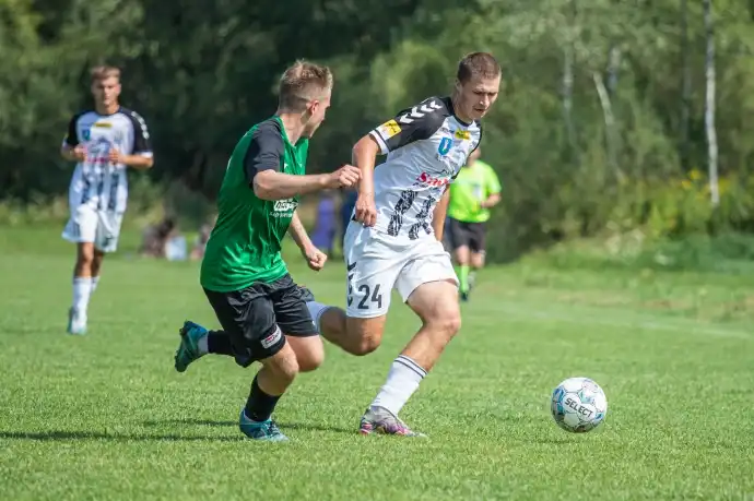 W meczu derbowym 3. kolejki V ligi Dunajec Nowy Sącz pokonał drugi zespół "Biało-Czarnych" 3:0