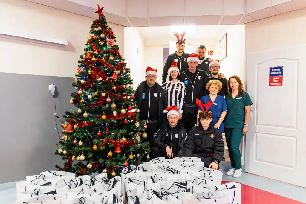 Sandecja i Kibice Razem odwiedzili małych pacjentów w szpitalu